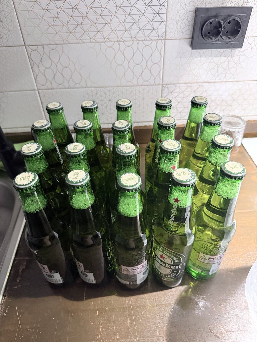 suatpy's tweet photo. 👅😋 #heineken https://t.co/BOfRqdoNk6