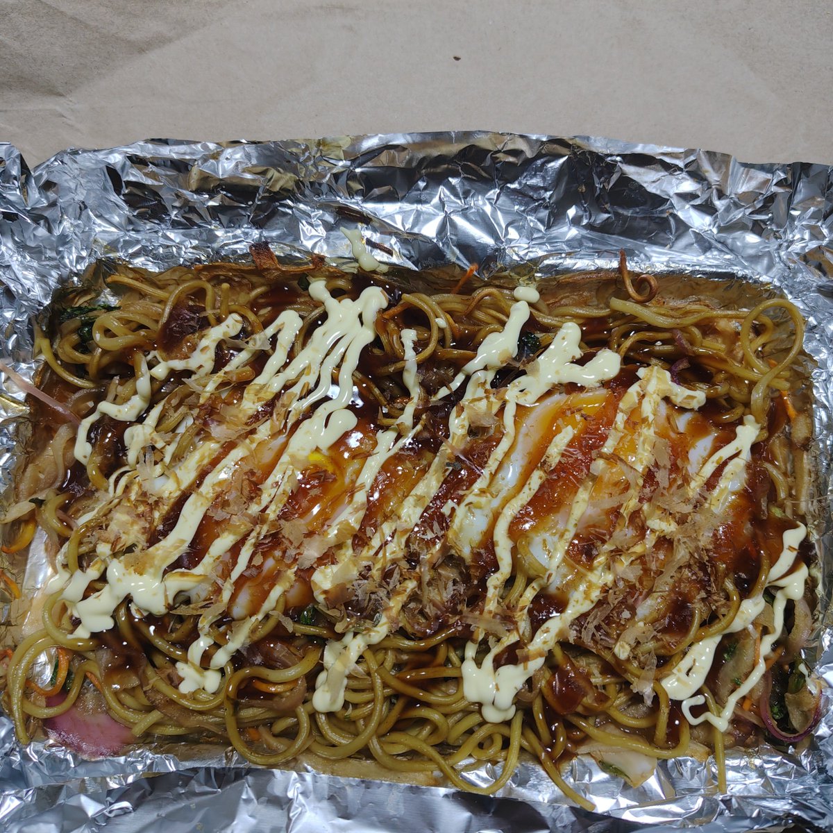RYONX2_RETURN2's tweet photo. 〖 カット野菜deお好み焼き風ズボラ焼きそば 〗
のんびりやっていたら出勤時間遅くなりましたwスーパーのカット野菜と麺をお好み焼きソースで絡めたらそれらを、アルミを敷いたオーブントースターのトレーに。あとはオーブントースターでのんびりと適当に温めながら炒め、頃合いを見て卵を落とす。
お好みの固まり加減を見計らってトレーを取り出し、お好みソースとマヨ、鰹節をトッピングして完成🙆‍♂️
マヨやケチャップであるある、ブリュッ!!見た目ぐちゃるからやめて!!w
青のり欲しいところだけど、普段使わないので🥴
味はお好み焼きです。焼きそばソースより甘口なので、個人的にはこっちの方が好きですね(´ω`)
卵が麺に絡んで美味しかったです✌('ω')
食後の洗い物無し!!カロリーも肉無しだけど400kcal未満のノンオイルヘルシー焼きそばです☺️