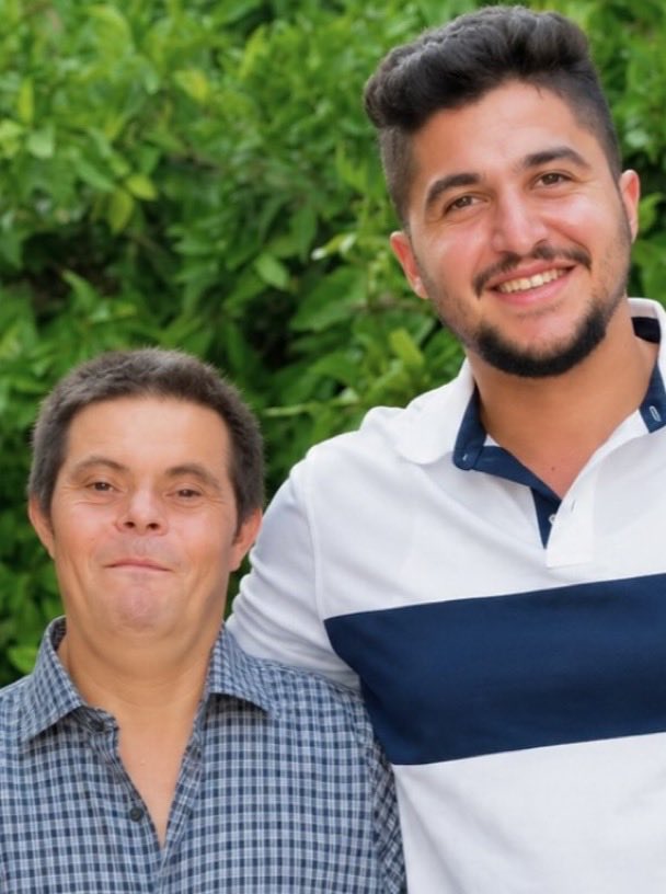 Indie5051's tweet photo. Un padre con síndrome de Down trabajó durante 20 años para pagar la universidad de su hijo. https://t.co/wRNlkVh85P