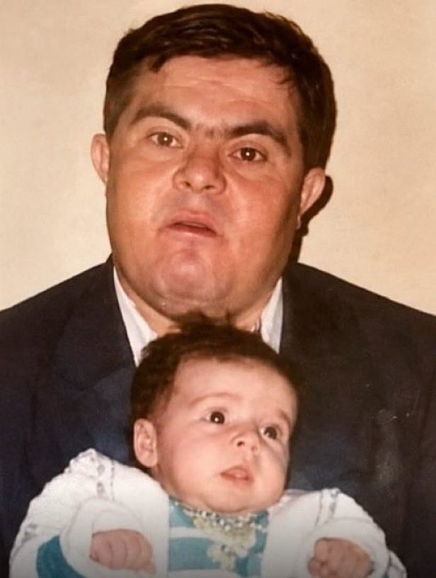 Indie5051's tweet photo. Un padre con síndrome de Down trabajó durante 20 años para pagar la universidad de su hijo. https://t.co/wRNlkVh85P