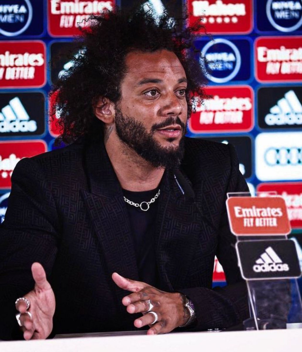 Crownsjuge's tweet photo. 🎙️ Reporter: Cristiano Ronaldo chose you over Pepe. What do you have to say about that?

🗣️ Marcelo: I was very surprised when I saw the interview. I didn't expect that at all because every time I wanted to talk to Ronaldo, he would always tell me, "I'll get back to you. I'm doing something with Pepe right now." Rarely did I go to Ronaldo's house without Pepe being there. They were either in the gym or playing 5-a-side football with friends and Ronaldo's son.

But to me, just as Pepe said, it doesn't matter who comes first. What matters is what we have, what we share, and the bond between us. On the other hand, Pepe is also a very good friend of mine, and I love him so much. ❤️🔥