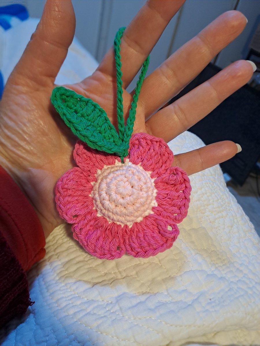 Laura952004's tweet photo. Cuando puedo mimo a clientes ...llavero de flor de regalo para ellos ♥️🧶 https://t.co/yR8HDmxagD