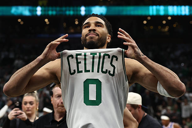 Basket_Infos's tweet photo. 💰 Le joueur le mieux payé de chaque franchise en 2026-27 

Bucks : Tyler Herro — 33,0 M$
Bulls : Josh Giddey — 25,0 M$
Cavaliers : Donovan Mitchell / Evan Mobley — 50,1 M$
Celtics : Jayson Tatum — 58,5 M$
Clippers : Darius Garland — 42,2 M$
Grizzlies : Jerami Grant — 34,2 M$
Hawks : Jalen Johnson — 30,0 M$
Heat : Giannis Antetokounmpo — 58,5 M$
Hornets : Coby White — 26,8 M$
Jazz : Jaren Jackson Jr. — 49,0 M$
Kings : Zach LaVine — 49,0 M$
Knicks : Karl-Anthony Towns — 57,1 M$
Lakers : Luka Doncic — 51,0 M$
Magic : Paolo Banchero — 42,5 M$
Mavericks : Kyrie Irving — 39,5 M$
Nets : Michael Porter Jr. — 40,8 M$
Nuggets : Nikola Jokić — 59,0 M$
Pacers : Tyrese Haliburton / Pascal Siakam — 48,9 M$
Pelicans : Zion Williamson — 42,2 M$
Pistons : Cade Cunningham — 50,1 M$
Raptors : Kawhi Leonard — 50,3 M$ (à officialiser)
Rockets : Kevin Durant — 43,9 M$
Sixers : Joel Embiid — 58,0 M$
Spurs : De’Aaron Fox — 51,0 M$
Suns : Devin Booker — 57,1 M$
Thunder : Chet Holmgren / Jalen Williams — 41,4 M$
Timberwolves : Anthony Edwards — 48,9 M$
Trail Blazers : Ja Morant — 42,2 M$
Warriors : Stephen Curry — 62,6 M$
Wizards : Anthony Davis — 58,5 M$

Quel contrat vous surprend le plus ? 👀