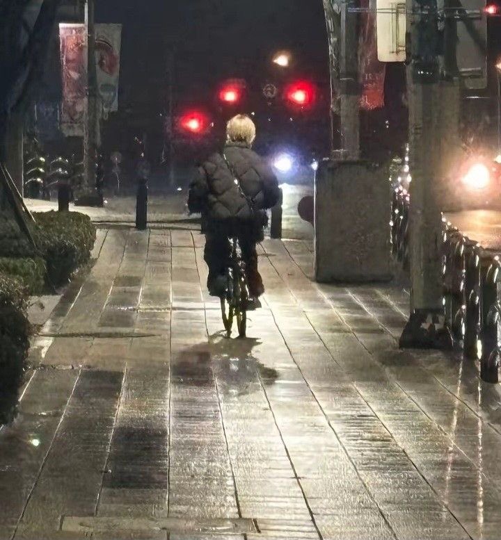 kookiespudin's tweet photo. De repente me lembrei dessa foto do Jimin todo pitico andando de bicicleta https://t.co/Zu36skXVOG