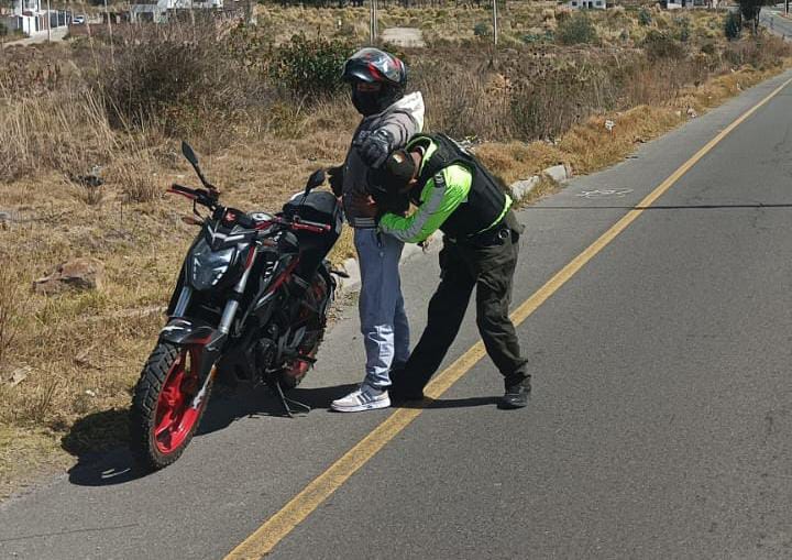 PoliciaEcZona3's tweet photo. 📷 #CHIMBORAZO | OPERATIVO FOCALIZADO REFUERZA LA SEGURIDAD
Como parte de la #EstrategiaOperacional3D, ejecutamos un operativo antidelincuencial focalizado en el Distrito #Guano - #Penipe, específicamente en la Av. La República, ingreso a la ciudadela Balboa.
#PolicíaEcuador https://t.co/DdFmJzRoYz