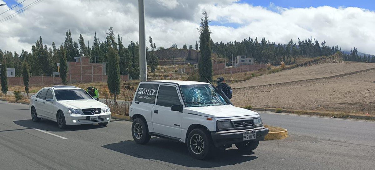 PoliciaEcZona3's tweet photo. 📷 #CHIMBORAZO | OPERATIVO FOCALIZADO REFUERZA LA SEGURIDAD
Como parte de la #EstrategiaOperacional3D, ejecutamos un operativo antidelincuencial focalizado en el Distrito #Guano - #Penipe, específicamente en la Av. La República, ingreso a la ciudadela Balboa.
#PolicíaEcuador https://t.co/DdFmJzRoYz