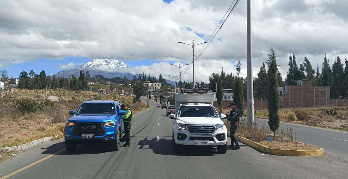 PoliciaEcZona3's tweet photo. 📷 #CHIMBORAZO | OPERATIVO FOCALIZADO REFUERZA LA SEGURIDAD
Como parte de la #EstrategiaOperacional3D, ejecutamos un operativo antidelincuencial focalizado en el Distrito #Guano - #Penipe, específicamente en la Av. La República, ingreso a la ciudadela Balboa.
#PolicíaEcuador https://t.co/DdFmJzRoYz