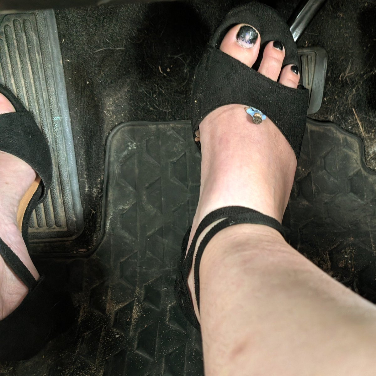 GiantessSoles's tweet photo. Taking you driving with me 😘 #sizetwitter #feetfetısh https://t.co/V5ZvfNsp6f