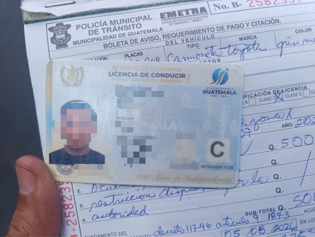 PMTMuniGuate's tweet photo. PLACAS TAPADAS: Q500 DE MULTA

Las placas deben estar siempre visibles. No se trata solo de cumplir una norma, sino de facilitar la identificación de los vehículos y contribuir a una movilidad más segura.

Este vehículo fue sancionado con una multa de Q500 por circular con las placas tapadas.
Seguimos trabajando para que respetar las normas también sea parte de cuidarnos entre todos.

Trabajamos para mejorar la movilidad de la zona.

#TransitoGT #MovilidadSegura #EducaciónVial #AmílcarMontejo