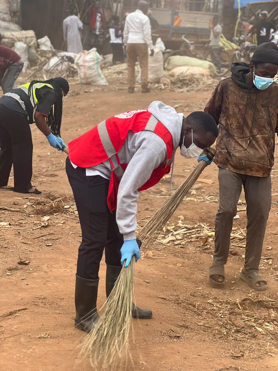 WChristpass's tweet photo. Be bold, be clear!
I'm always excited when it comes to disseminating about @UgandaRedCross, thank you the people of Katwe for welcoming us to join you ahead of the 33rd Coronation Anniversary celebrations of the Kabaka of Buganda Kingdom, a clean environment for everyone. https://t.co/Wy799iECRv