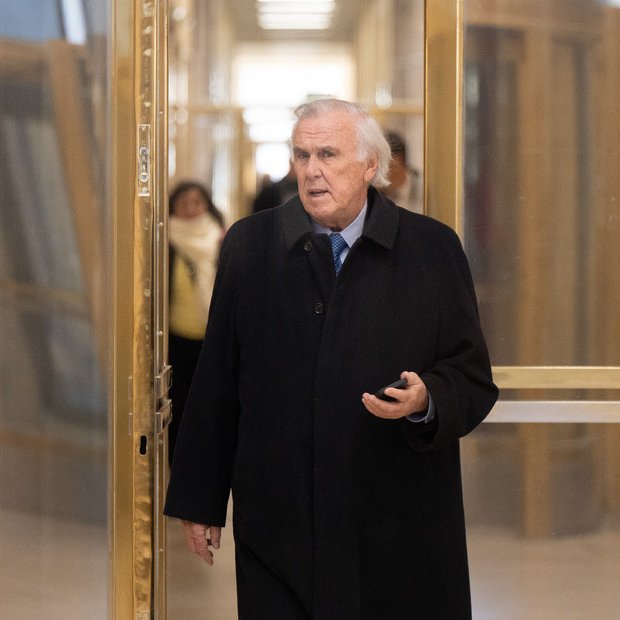 clarincom's tweet photo. CUADERNOS: LOS INSPECTORES DE ARCA RATIFICARON MANIOBRAS CONTABLES PARA PAGAR COIMAS

Lectura rápida
Más de una docena de funcionarios y ex integrantes del ARCA declararon sobre las fiscalizaciones realizadas a compañías y empresarios acusados de pagar sobornos al gobierno kirchnerista desde 2003 a 2015. Para la fiscalía, sus relatos corroboraron el rol activo de las empresas en la estructura de corrupción investigada.

Las maniobras detectadas
Los testigos ratificaron informes ya incorporados a la causa y señalaron la existencia de salidas de dinero no documentadas. También describieron coincidencias entre fechas, montos y firmas de las empresas con la planilla aportada por el financista K Ernesto Clarens como arrepentido.

El circuito del dinero
Los funcionarios explicaron que las empresas realizaban retiros de efectivo por ventanilla o mediante cheques, lo que impedía seguir el destino final de los fondos. Según la fiscalía, ese mecanismo era utilizado para concretar el pago de coimas a funcionarios.

La hipótesis de la fiscalía
La acusación sostiene que las empresas no actuaban únicamente bajo extorsión, sino que también obtenían beneficios del sistema. Según esa hipótesis, los sobornos les permitían asegurar contratos, concesiones y obras públicas, además de obtener ganancias para las compañías y sus directivos.

(+) en Clarín: https://t.co/T6I90kqi0E
Foto: Horacio Castagnola, exdirector de la DGI.
