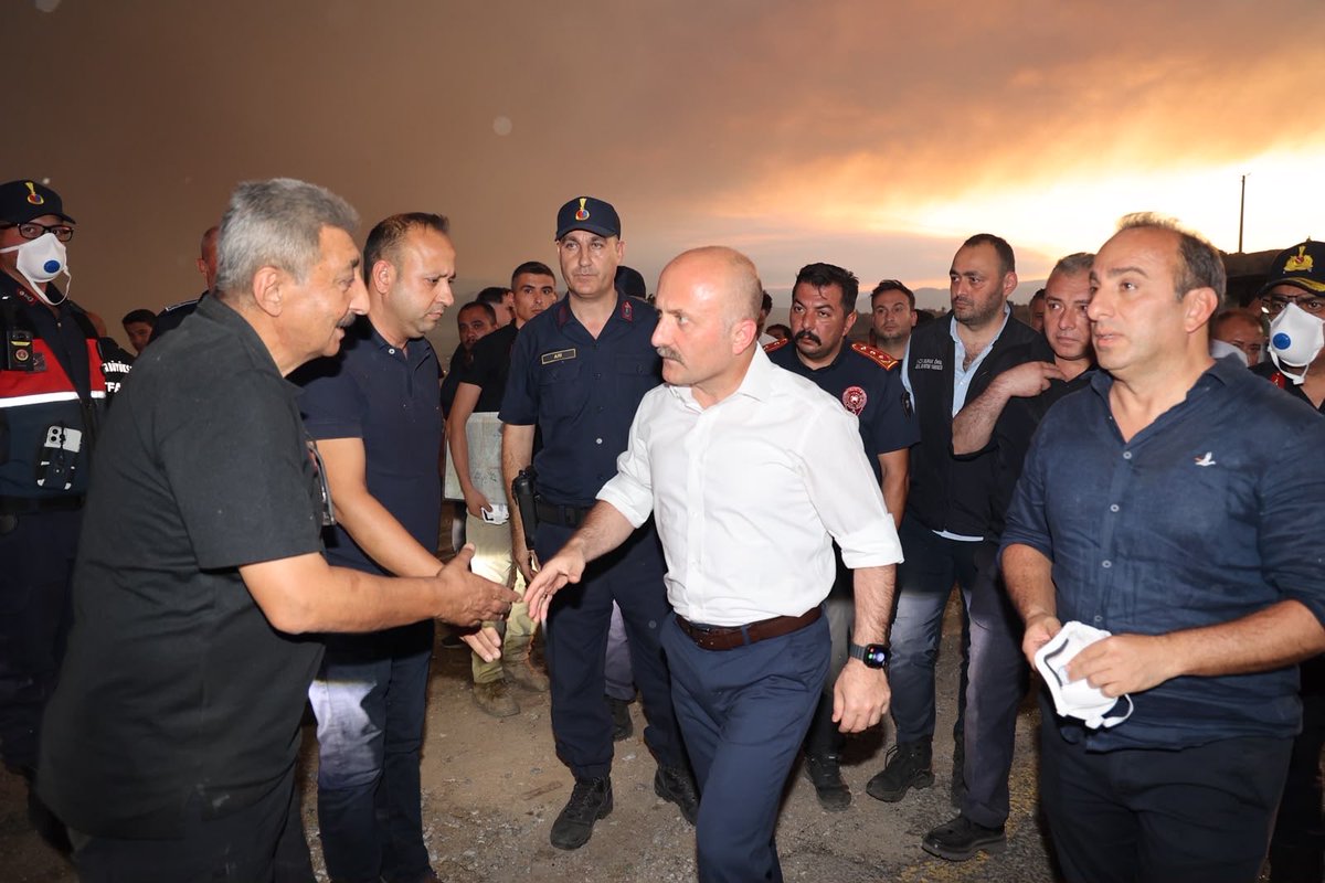 AydinValiligi's tweet photo. Valimiz Sayın @DrOsmanVarol, Aydın’ın Çine ilçesi Kavşit Mahallesi mevkiinde başlayan ve Mutaflar ile Tatarmemişler Mahallerine yayılan yangına ilişkin yürütülen söndürme ve koordinasyon çalışmalarını yerinde inceleyerek, yetkililerden bilgi aldı.

Yangına sahada;
👨‍🚒 478 personel,
🚒 153 kara aracı,
🚁 8 hava aracı (5 helikopter, 3 uçak) ile müdahale edilmektedir.

Yangın söndürme ve koordinasyon çalışmalarına Orman Genel Müdürlüğü, AFAD, Aydın Büyükşehir Belediyesi İtfaiye Dairesi Başkanlığı, Aydın İl Jandarma Komutanlığı, Aydın İl Emniyet Müdürlüğü, Sağlık (UMKE/112), DSİ, Aydın Büyükşehir Belediyesi, Çine Belediyesi, Söke Belediyesi, Efeler Belediyesi, ilgili tüm kamu kurum ve kuruluşları ile STK’lar aktif olarak katılım sağlamaktadır.

Valiliğimiz koordinesinde, yangının en kısa sürede kontrol altına alınması amacıyla tüm imkânlar seferber edilmiş olup, çok yönlü müdahale çalışmaları aralıksız sürdürülmektedir.
