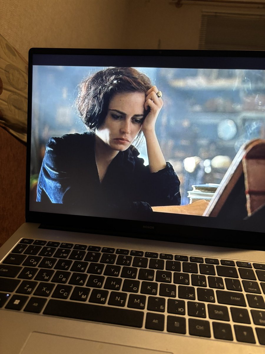 04promille's tweet photo. — Кто такая Ева Грин? 
— Смотрел Город Грехов? Она там голая и курит. 
— Нет. 
— А Мечтателей? Она там голая и курит. 
— Нет. 
— А Трещины? Она там тоже голая и курит. 
— Нет. 
— Дом странных детей? 
— Да, так стоп она там тоже??? 
— Нет, это же детский фильм, только курит. https://t.co/axPFxv3oiD