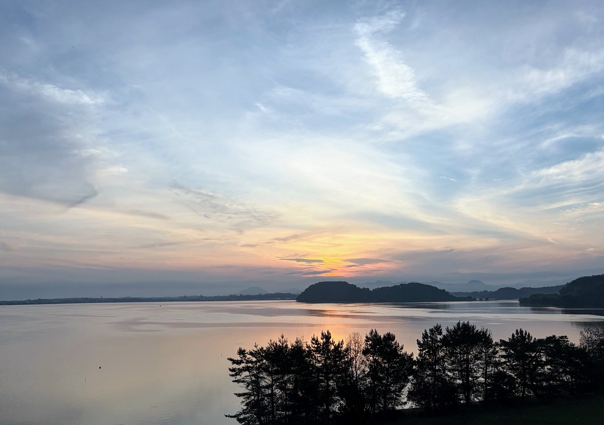 constantia0323's tweet photo. おはようございます
早起きしたら日の出が見れました🌅 https://t.co/q6cs8HfVy5