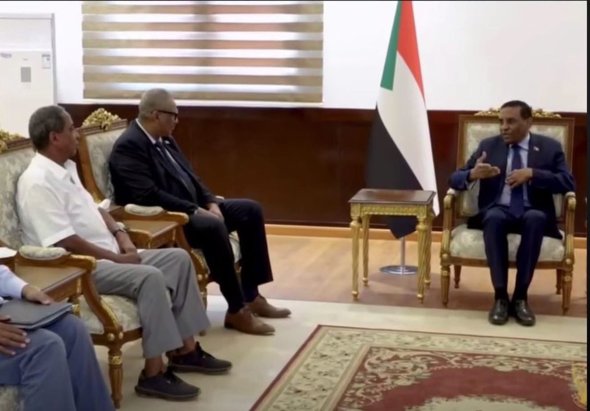 diaabilalr's tweet photo. مع احترامي الكامل لسائر الإخوة الكرام الذين تناولوا لقاء رئيس الوزراء الدكتور كامل إدريس برجل الأعمال أسامة داوود، وتفهمي لوجهات نظرهم ومنطلقاتهم الوطنية، أرى أن الإنصاف يقتضي التوقف عند الحقائق لا الانطباعات.

فحتى هذه اللحظة، لم يثبت، بيقينٍ تدعمه الأدلة القاطعة، أن رجل الأعمال أسامة داوود متورط، بصورة مباشرة أو غير مباشرة، في مشروع المليشيا أو كفيلها الإقليمي. وإذا كان لدى أي طرف ما يثبت خلاف ذلك، فليقدمه للرأي العام أو للجهات المختصة، حتى يكون النقاش قائمًا على بينة لا على الظنون.

ولا ينبغي أن نغلق الأبواب في وجه الناس استنادًا إلى الشبهات أو القرائن الظرفية، كأماكن الإقامة أو طبيعة العمل أو شبكة العلاقات. فمن الحكمة ألا نسهم، من حيث لا نقصد، في دفع أشخاص إلى الاصطفاف مع المليشيا نتيجة الإقصاء أو التضييق، بينما تقتضي المصلحة الوطنية استيعاب كل من لم يثبت تورطه في أي عمل يضر بالبلاد.

وإذا كانت الأبواب لا تزال مفتوحة أمام أشخاص مثل النور قبة والسافنا، رغم انخراطهم الفعلي في الحرب قولًا وعملًا، فكيف تُغلق أمام أسامة داوود، مع أنه، حتى الآن، لم يثبت عليه ما يدينه.