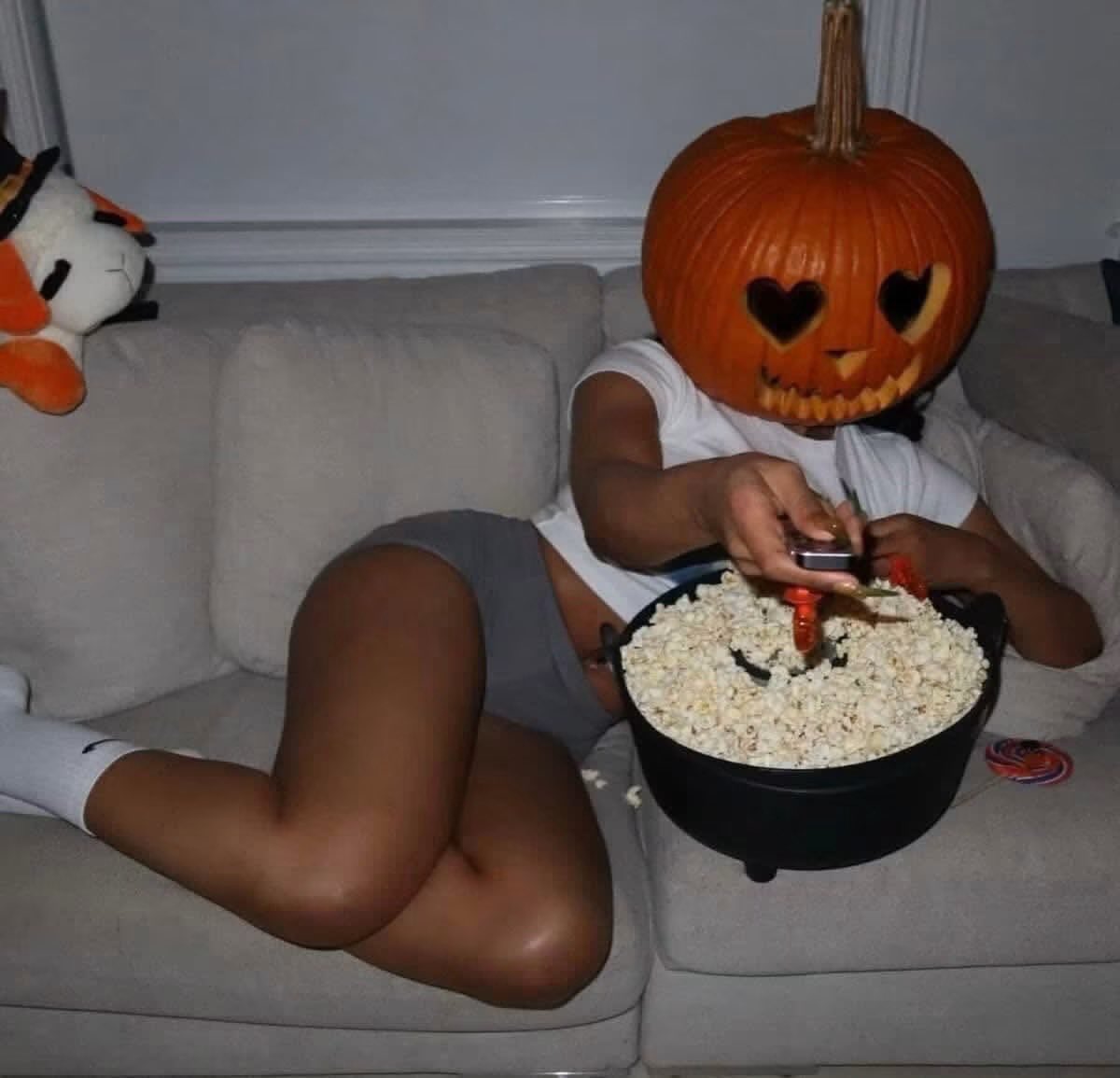 PositiveAuraB's tweet photo. hot girls favorite season is almost here &amp; we can’t wait 😍🍂🧡👻🎃 https://t.co/SaPTfrzpuG