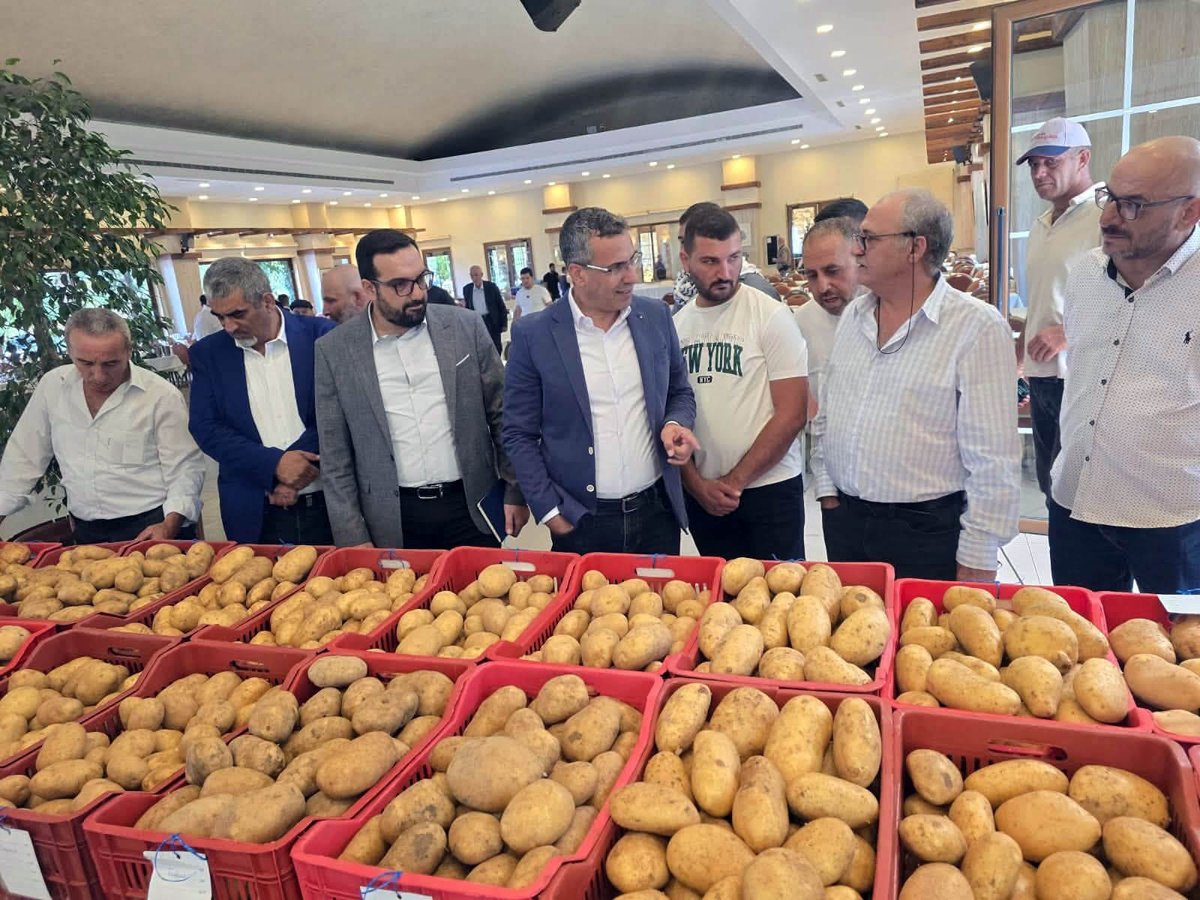 MoaLebanon's tweet photo. برعاية #وزير_الزراعة الدكتور نزار هاني وبمبادرة من النائب ميشال ضاهر إطلاق صنف البطاطا الجديد "فاجا" في سرعين...

#الزراعة_نبض_الأرض_والحياة

يوتيوب #وزارة_الزراعة:
https://t.co/N0vX4p8VB7

فيسبوك:
https://t.co/5xSAwLVOCi

موقع الوزارة:
https://t.co/HUnFywVlc6 https://t.co/TnCzkJ1uI6