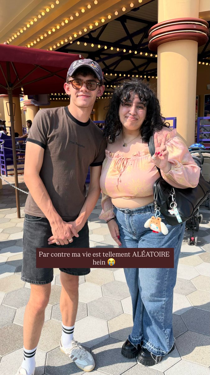 dailyjlocke's tweet photo. joe locke with a fan at disneyland paris (📸: oui_books_ on instagram) https://t.co/70PkgQEp5t