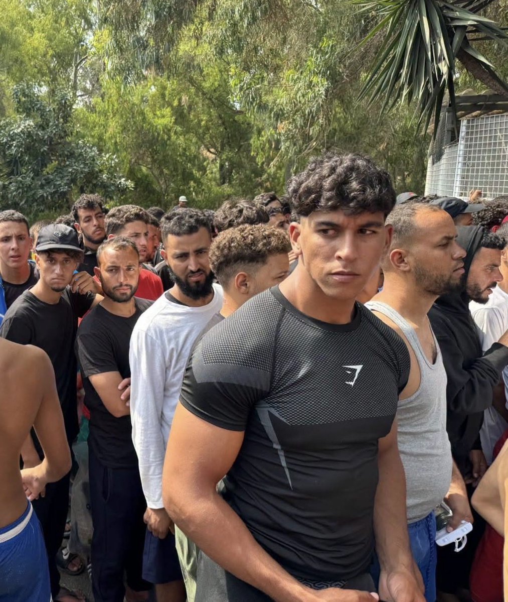 QuentinCad31672's tweet photo. Ceuta, les hommes seuls, et le silence qui crie🔥

Ils nagent. 
Ils grimpent. 
Ils crient « Viva España ! ». 
Des milliers. 
Jeunes. 
Hommes. 
Uniquement des hommes. 
Pas une femme. 
Pas un enfant. 
Une masse compacte, virile, déterminée. ⚔️ 
En quelques jours, Ceuta bascule. Les centres explosent. 
Les rues se remplissent. 
Madrid refuse l’armée. 
On négocie. 
On promet. 
Comme d’habitude.

Comment expliquer une telle immigration de masse en si peu de temps ?

Ils ne se sont pas tous donné rendez-vous par hasard. 
C’est trop synchronisé. 
Trop fluide. 
Trop discipliné. 
Ça ressemble presque à une organisation militaire. 🪖 
Une logistique invisible. 
Des facilitations. 
Une pression calculée.

La France n’est qu’à un peu plus de mille kilomètres. 🇫🇷 
Des réseaux existent. 
Beaucoup regardent vers le nord.

Nous, on est déjà dans la misère financière. 
La dette. 
Les services qui craquent. 
Les files d’attente. 
On emprunte pour tenir. 
Et pendant ce temps, les flux continuent. 
Des hommes seuls. 
Par milliers. 📉

Que va-t-il se passer ?

Deux options.

Première : 
rien de spectaculaire au début. Des arrivées éparses. Des tensions locales. Puis l’accumulation. 
Les chiffres qui montent. 
Les maires qui n’en peuvent plus. 
Les classes populaires qui serrent les dents. 
Le discours officiel qui parlera d’humanité et de valeurs.

Deuxième : 
une armée en mouvement. 
Des hommes seuls, organisés, déterminés. 
L’outil parfait. 
Celui qui permettra, le moment venu, de déclencher l’article 16. ⚡ Volontairement. 
À la demande de ceux qui tirent vraiment les ficelles. 
Quand la pression sera jugée suffisante. Quand le chaos aura assez grossi.

La France n’est plus un pays qui accueille. 
C’est un pays qui absorbe. 🕳️

Les corps avancent. 
Ils cherchent une issue. 
Et l’issue, pour beaucoup, s’appelle France.

Alors oui. 
Une bonne partie finira ici.  
Des hommes.  
Et nous, on continuera à parler de tout autre chose.  
Jusqu’à ce que le silence devienne trop bruyant. 🔇