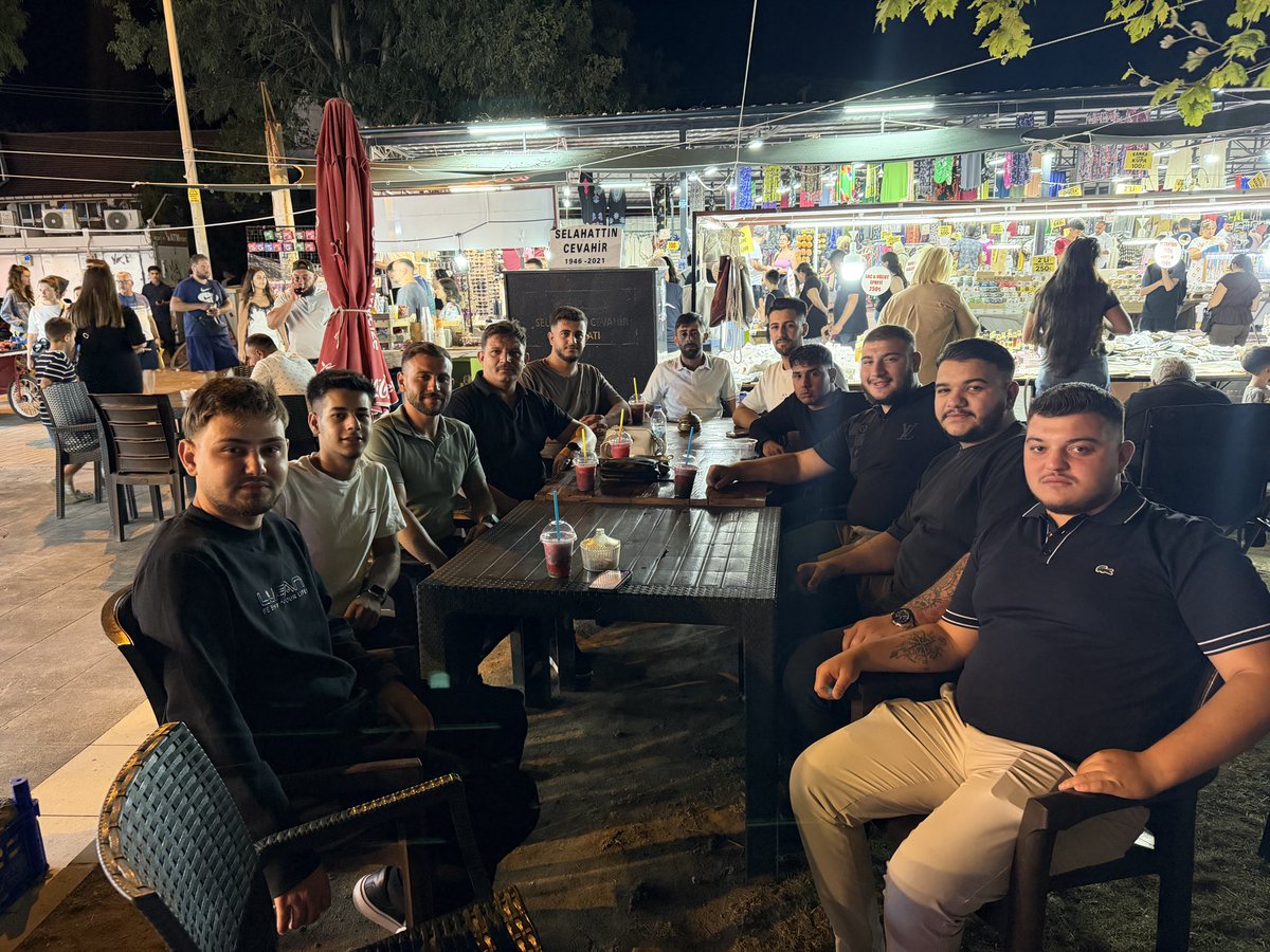 edremit_ak's tweet photo. Akçay Esnaf Ziyareti

Yönetim Kurulu üyelerimiz ile birlikte Akçay’da esnaf ziyaretlerimizi gerçekleştirdik. Hemşehrilerimizle bir araya gelerek talep ve önerilerini dinledik, samimi sohbetlerde bulunduk. https://t.co/Wm4yzz399K