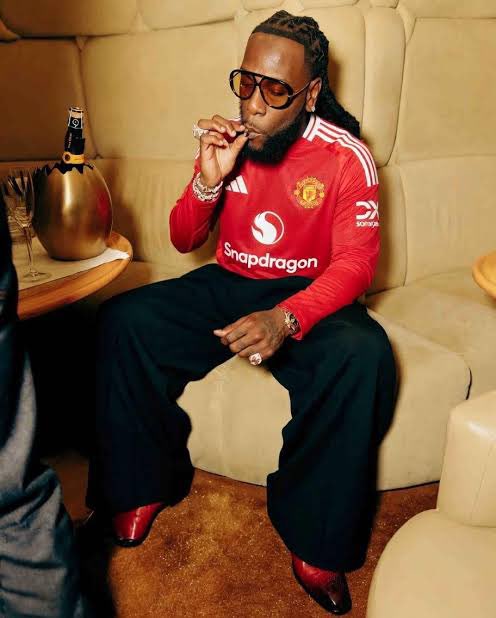 Utdtruthful's tweet photo. 🚨🗣️ Burna Boy: “Best young player right now? Lamine Yamal, but just cause of Man United, I will throw in Kobbie Mainoo.

“Best club? Manchester United. Best United player? Kobbie Mainoo”. #MUFC ❤️🐐[ESPN] https://t.co/pvLC7ot30y