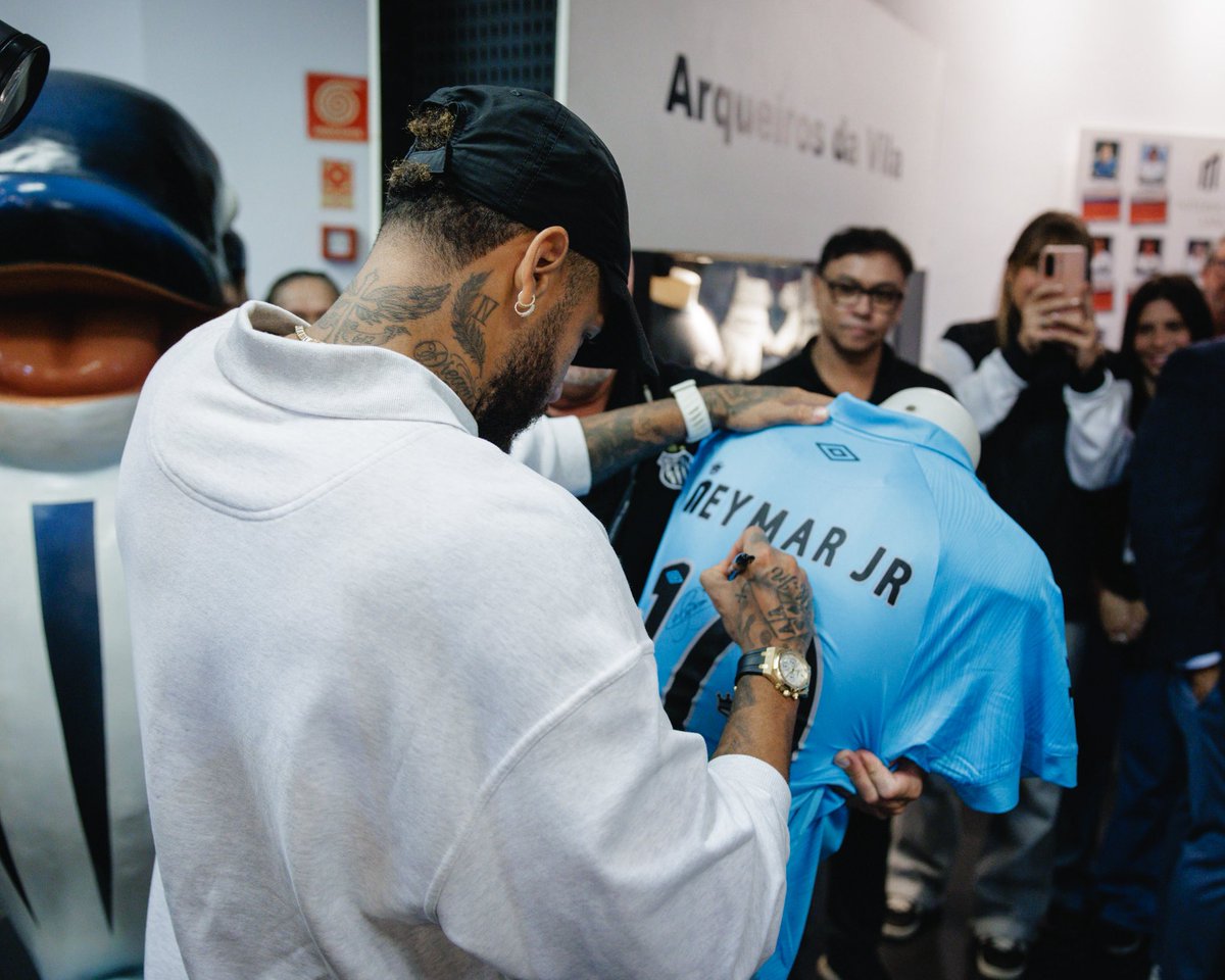 SantosFC's tweet photo. Os detalhes da homenagem mais que especial ao Príncipe Neymar Jr! O Peixão inaugurou, nesta quinta-feira, um espaço dedicado ao eterno Menino da Vila, dentro do Memorial das Conquistas. As novas atrações são um busto, uma estátua e uma camisa autografada do ídolo! As obras foram feitas pelo artista Renato Guedes, torcedor fanático do Peixão. ⭐