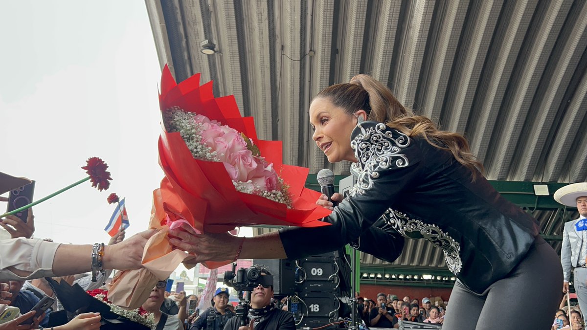 CdeAbastoCDMX's tweet photo. 🎤✨ Esta mañana la música se hizo presente en nuestra Central de Abasto CDMX.

En el marco de los preparativos rumbo al aniversario del Mercado de Flores y Hortalizas, disfrutamos la presentación de Lucero, una de las voces más queridas de México. 🇲🇽 https://t.co/TjHc8jMA2R