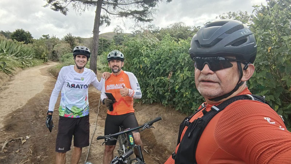 2caballeros's tweet photo. #Masacre 77 en el Cauca, tres ciclistas fueron asesinados en la vía que conduce de Totoro a Silvia.

Un comerciante y dos ex miembros de la fuerza pública son las víctimas. 

La guardia indígena de la zona oriente realizó el levantamiento y #AEstaHora las autoridades investigan https://t.co/q8m0eKVPcZ