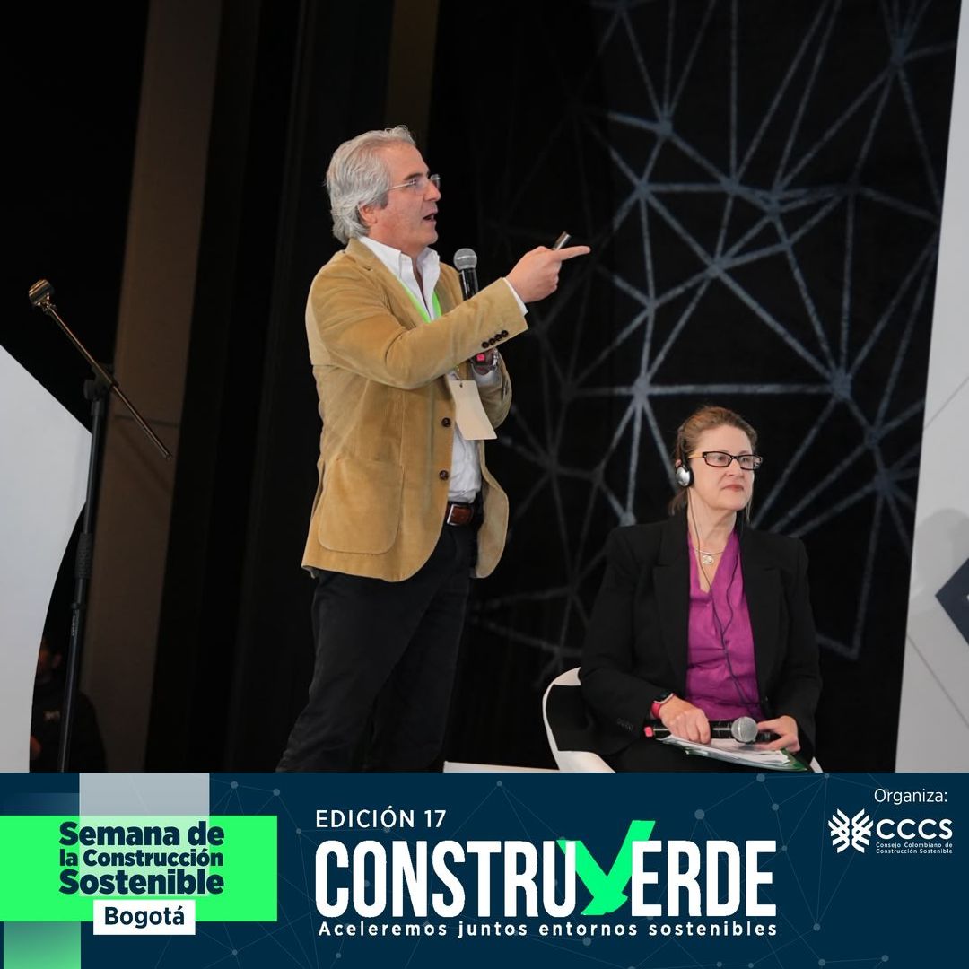 CCCSColombiaGBC's tweet photo. Las ciudades más sostenibles no siempre empiezan desde cero. También se construyen revitalizando lo que ya existe.

En #Construverde, Holly Carr, Carlos Reyes, Natalia Trujillo, Pedro Martínez y Pablo Muñoz conversaron sobre cómo la revitalización urbana fortalece comunidades. https://t.co/Ak4470Vx07