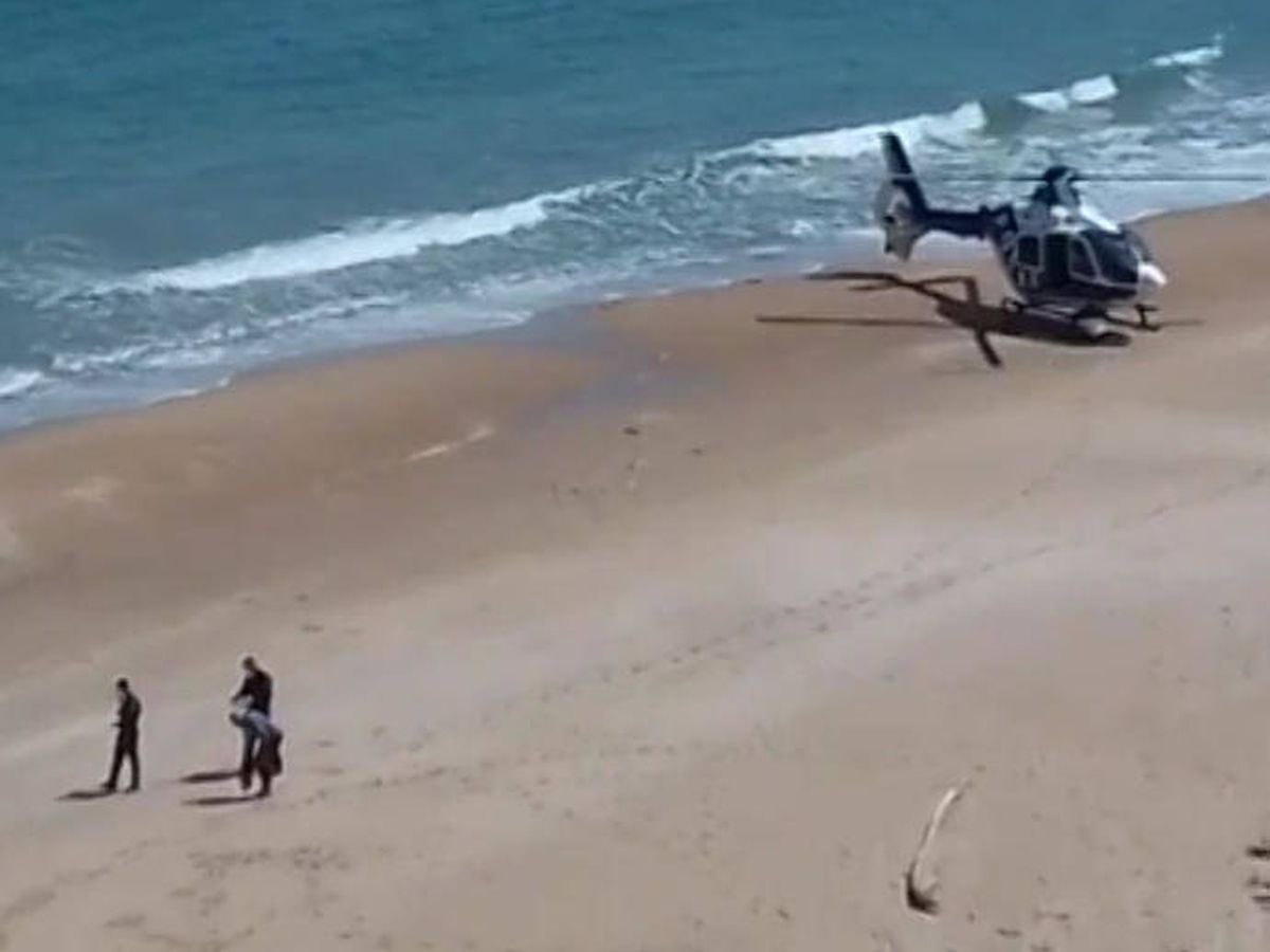 estefansavix's tweet photo. por si a alguien se le había olvidado como actuaban la policía y la guardia civil en las playas españolas en 2020 https://t.co/jxhzWxqkPp