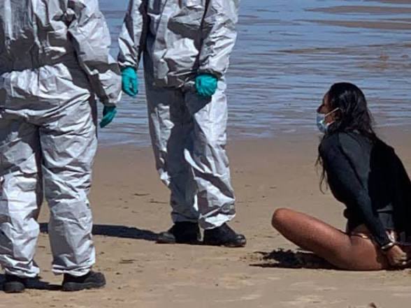 estefansavix's tweet photo. por si a alguien se le había olvidado como actuaban la policía y la guardia civil en las playas españolas en 2020 https://t.co/jxhzWxqkPp