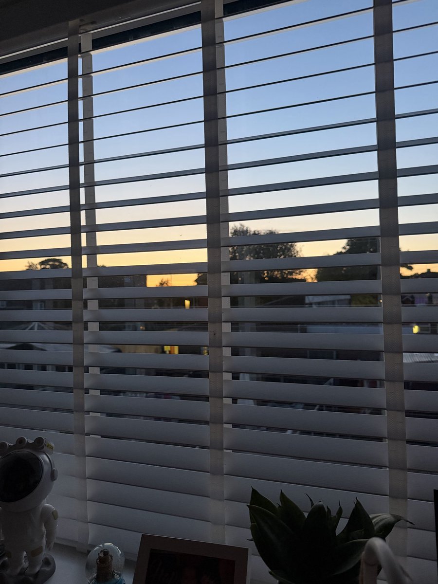 RafaaR_'s tweet photo. Tirei essa foto as 21:37 e eu já estou pronta para dormir, mas meu cérebro não consegue se adotar ao foto de que ainda está iluminado lá fora e já são quase 10 da noite https://t.co/zMPsFg880g