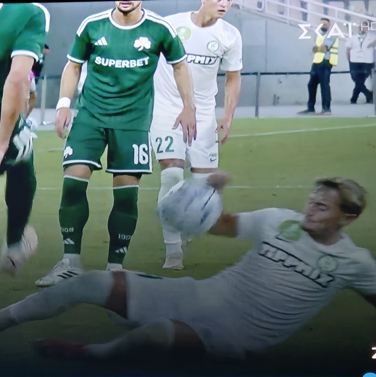 Optimis13150477's tweet photo. Αδιανόητο να μέναμε εκτός από ένα τέτοιο γκολ. #Παο #pao #paofc https://t.co/f7BSR3gHVg