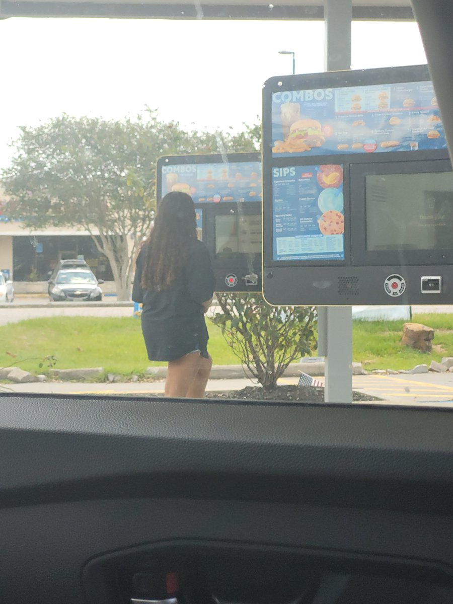 owomume's tweet photo. Does she know she has to get in a car to order https://t.co/6xpIY8aNLB