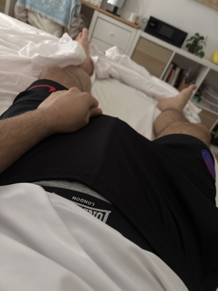 y_mbk__'s tweet photo. je kifferais avoir un mec entre mes cuisses now https://t.co/qMYozzBEdZ