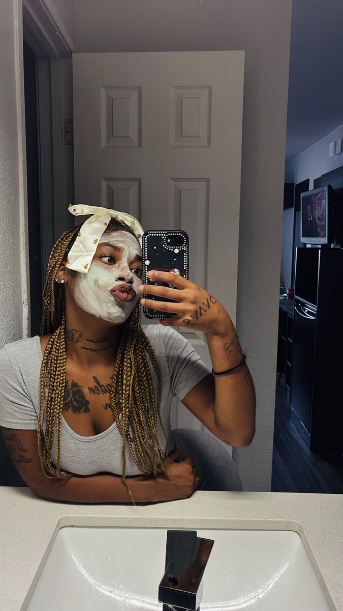 FinessnB's tweet photo. Self Care 🧚 💛💚 https://t.co/Tn1gFpyuF0