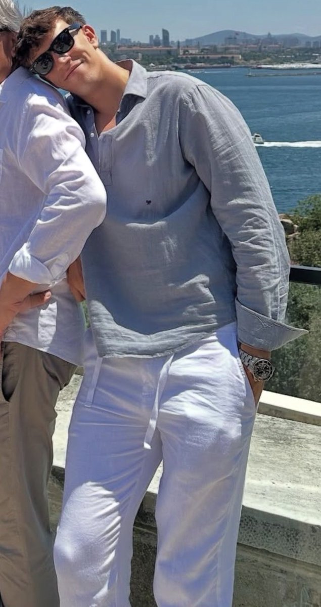ColiflorRM's tweet photo. Carlos Espí transmite algo que cada vez se ve menos en el fútbol: normalidad.

Lino arrugado, blancos, azules. Una elegancia relajada, más preocupada por vivir el verano que por demostrar estatus. 

No parece alguien preocupado por construir un personaje a base de joyas, logos y estilismos estridentes. 

Puro Mediterráneo valenciano. Una cultura donde el grupo y la familia están por encima del individuo.

Un delantero que entiende que el sacrificio de un desmarque, una presión o fijar a un central también son maneras de marcar un gol.