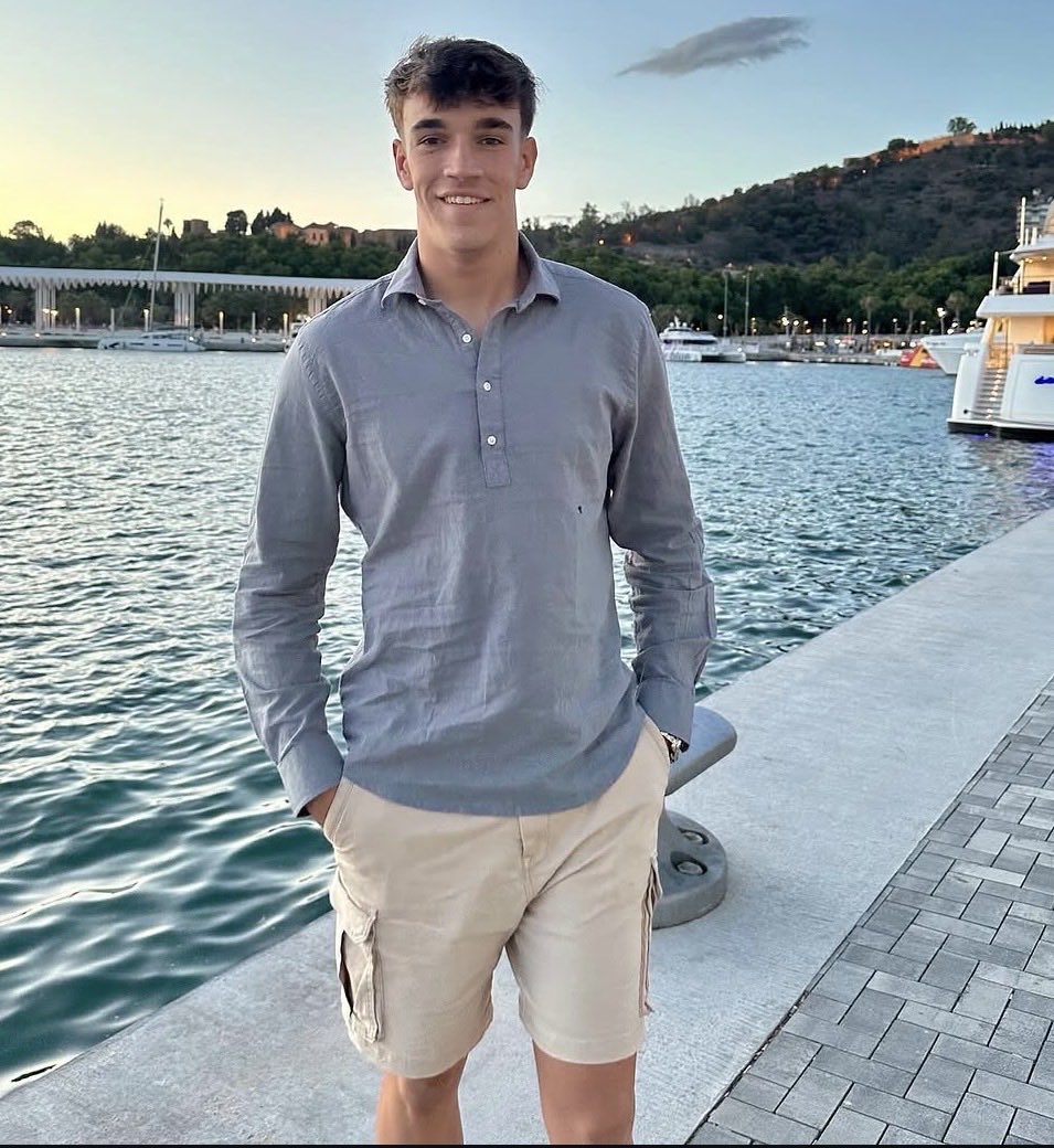 ColiflorRM's tweet photo. Carlos Espí transmite algo que cada vez se ve menos en el fútbol: normalidad.

Lino arrugado, blancos, azules. Una elegancia relajada, más preocupada por vivir el verano que por demostrar estatus. 

No parece alguien preocupado por construir un personaje a base de joyas, logos y estilismos estridentes. 

Puro Mediterráneo valenciano. Una cultura donde el grupo y la familia están por encima del individuo.

Un delantero que entiende que el sacrificio de un desmarque, una presión o fijar a un central también son maneras de marcar un gol.