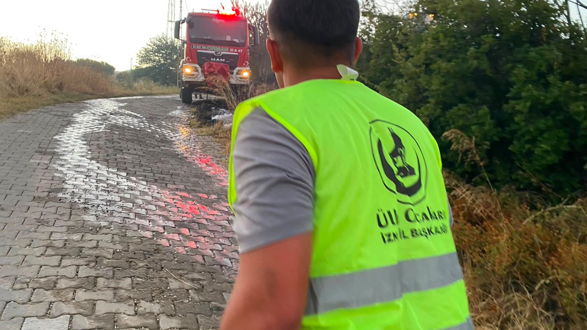 burakkilictc's tweet photo. Kiraz Yangın Bölgesindeyiz 

Bölgede meydana gelen orman yangınına müdahale çalışmalarında görev yapan devlet kurumlarımıza; Kiraz Ülkü Ocaklarımız tarafından destek sağlanmaya devam edilmektedir. https://t.co/ZlL9qScpK3
