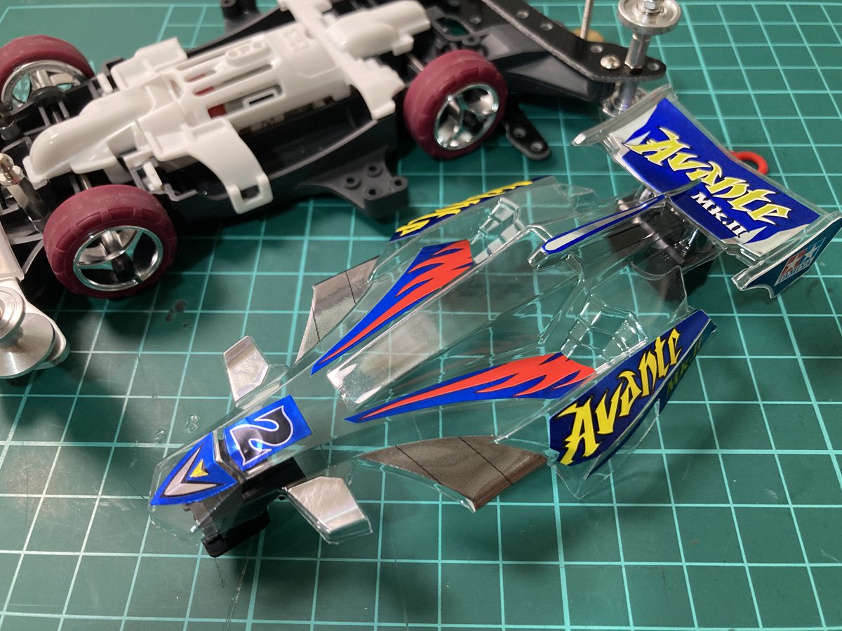 mini4wdblog's tweet photo. 2026年現在のストッククラス、何ができる？

【OKな改造】
✅ ホイール貫通
✅ ポリカボディの使用
✅ ボールリンクマスダンパーの使用

【NGな改造】
❌ フロント提灯
❌ ATバンパー
❌ シャーシ加工（皿ビス加工を除く）

ただし工夫次第では改造の幅も広がりそう…🤔

#ミニ四駆 https://t.co/ZBIfLR0DT9