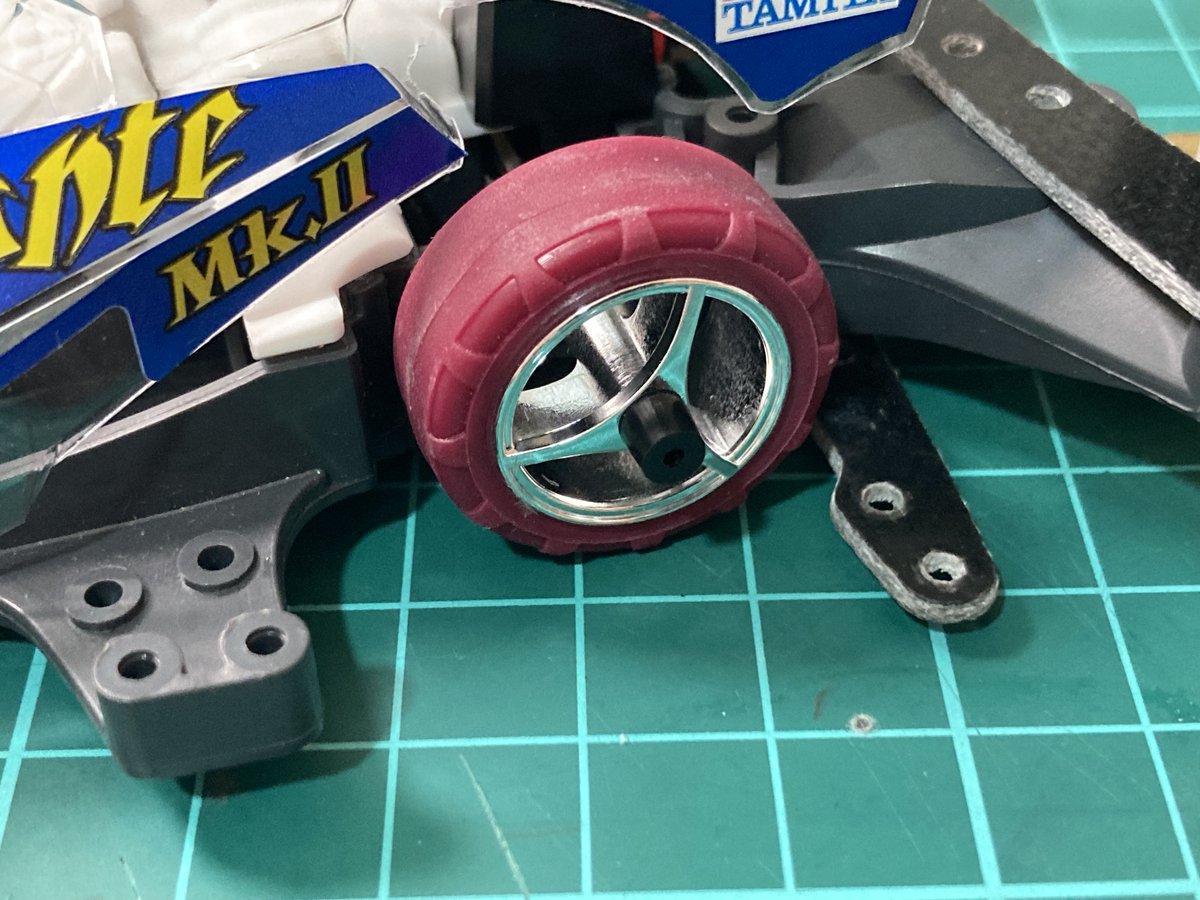 mini4wdblog's tweet photo. 2026年現在のストッククラス、何ができる？

【OKな改造】
✅ ホイール貫通
✅ ポリカボディの使用
✅ ボールリンクマスダンパーの使用

【NGな改造】
❌ フロント提灯
❌ ATバンパー
❌ シャーシ加工（皿ビス加工を除く）

ただし工夫次第では改造の幅も広がりそう…🤔

#ミニ四駆 https://t.co/ZBIfLR0DT9