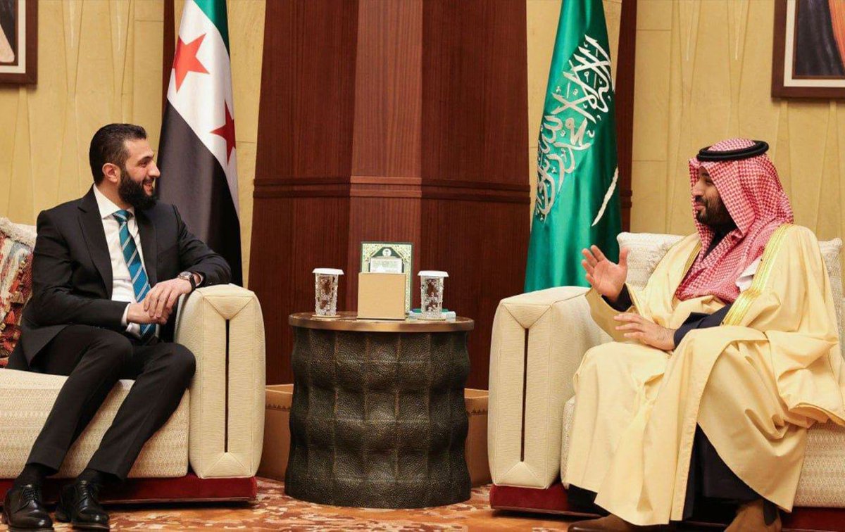 SaudiNews50's tweet photo. عاجل..

تفاصيل المكالمة الهاتفية التي جرت قبل قليل بين ولي العهد والرئيس السوري:

تلقى صاحب السمو الملكي الأمير محمد بن سلمان بن عبدالعزيز آل سعود ولي العهد رئيس مجلس الوزراء، اتصالًا هاتفيًا، اليوم، من فخامة السيد أحمد الشرع رئيس الجمهورية العربية السورية.
وفي بداية الاتصال، جدد فخامة الرئيس السوري إدانة بلاده واستنكارها لمحاولة استهداف المنشآت البترولية في المملكة من قبل الميليشيات التابعة لإيران في العراق، مؤكدًا دعم سوريا الثابت لأمن المملكة وسيادتها.

كما جرى خلال الاتصال استعراض العلاقات الثنائية وسبل تطوير آفاق التعاون المشترك بين البلدين الشقيقين، إضافة إلى بحث تطورات الأوضاع الإقليمية والدولية والمساعي المبذولة لخفض التصعيد وتعزيز الأمن والاستقرار في المنطقة.

-