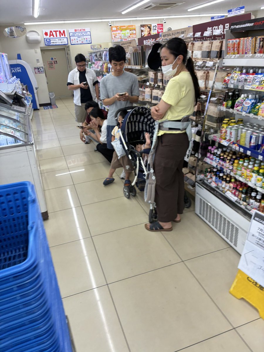boasorte5467's tweet photo. 近所のいつもポケカ入荷するローソン。赤ん坊やら連れて既に7人並んでるベト🇻🇳店員さんに聞いたら5:00前から並んでるとの事。この店舗は9BOX入荷。外国人は買えない様にしてくんねぇかな。
#ローソン
#ポケモンカード https://t.co/oV6XZExGPA