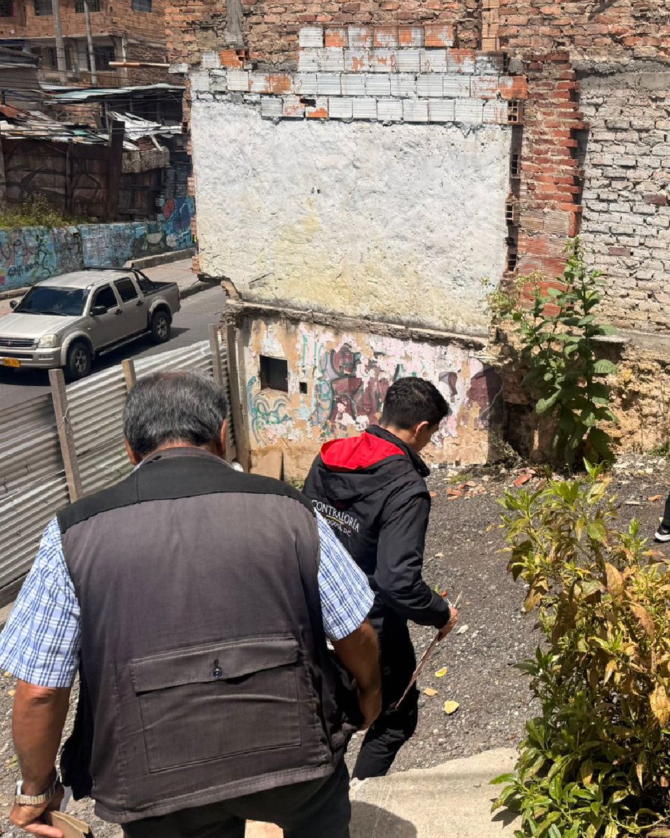ContraloriaBta's tweet photo. Seguimiento fiscal: $2.281 millones para mitigar riesgos en #RafaelUribeUribe 👇

Visitamos el barrio #LasColinas, donde se proyecta la construcción de obras para la mitigación del riesgo.

En la visita se verificó que:

🔍 Las actividades de construcción aún no han iniciado debido a la revisión de las condiciones geotécnicas del suelo.

🧱 Se adelantan análisis técnicos para determinar si un muro en gavión, construido de forma provisional, se incorpora a la solución definitiva o se retira.

🚧 El área cuenta con cerramiento preventivo mientras se concluyen las validaciones técnicas necesarias para dar inicio a los trabajos.

La vigilancia a los recursos públicos la hacemos de la mano con la gente.