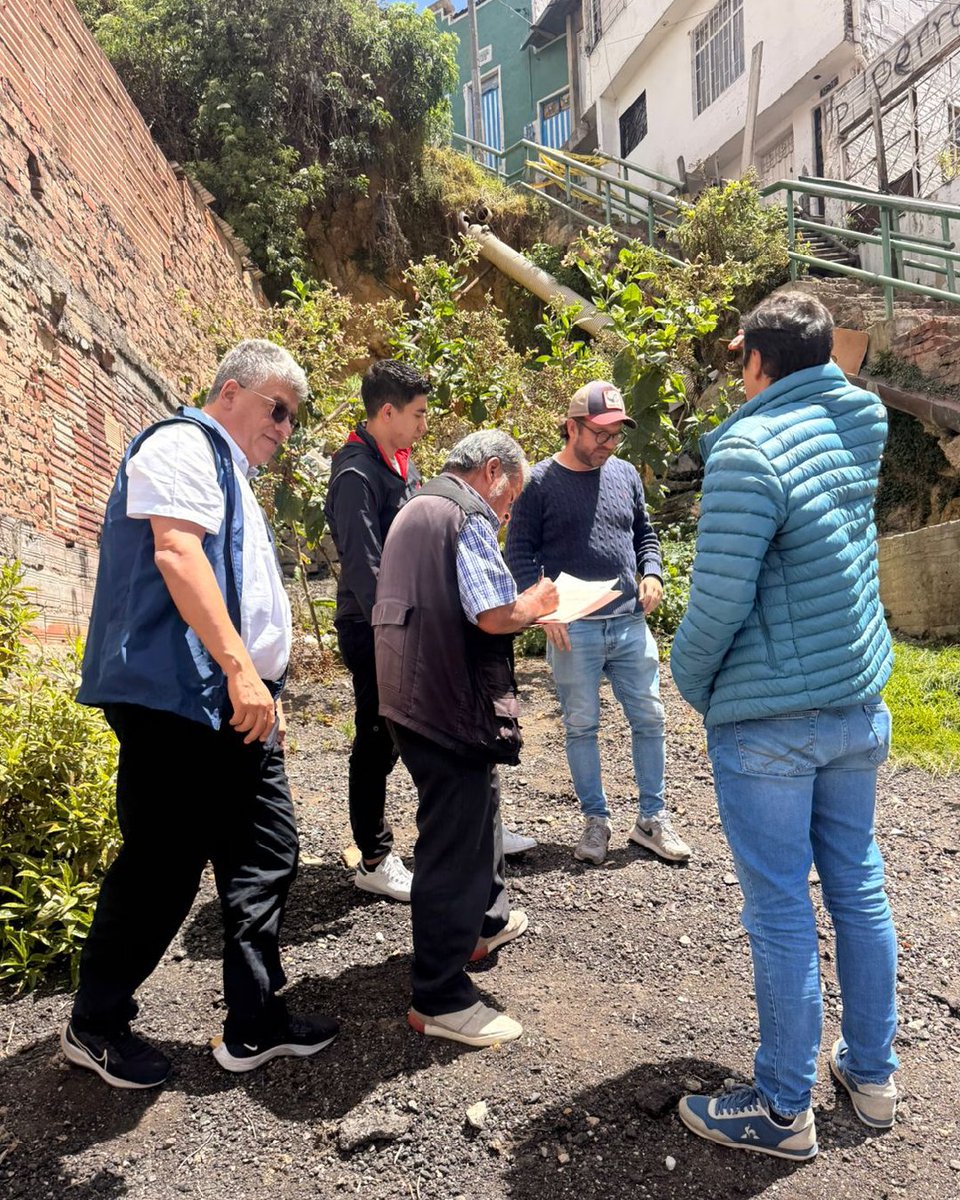 ContraloriaBta's tweet photo. Seguimiento fiscal: $2.281 millones para mitigar riesgos en #RafaelUribeUribe 👇

Visitamos el barrio #LasColinas, donde se proyecta la construcción de obras para la mitigación del riesgo.

En la visita se verificó que:

🔍 Las actividades de construcción aún no han iniciado debido a la revisión de las condiciones geotécnicas del suelo.

🧱 Se adelantan análisis técnicos para determinar si un muro en gavión, construido de forma provisional, se incorpora a la solución definitiva o se retira.

🚧 El área cuenta con cerramiento preventivo mientras se concluyen las validaciones técnicas necesarias para dar inicio a los trabajos.

La vigilancia a los recursos públicos la hacemos de la mano con la gente.