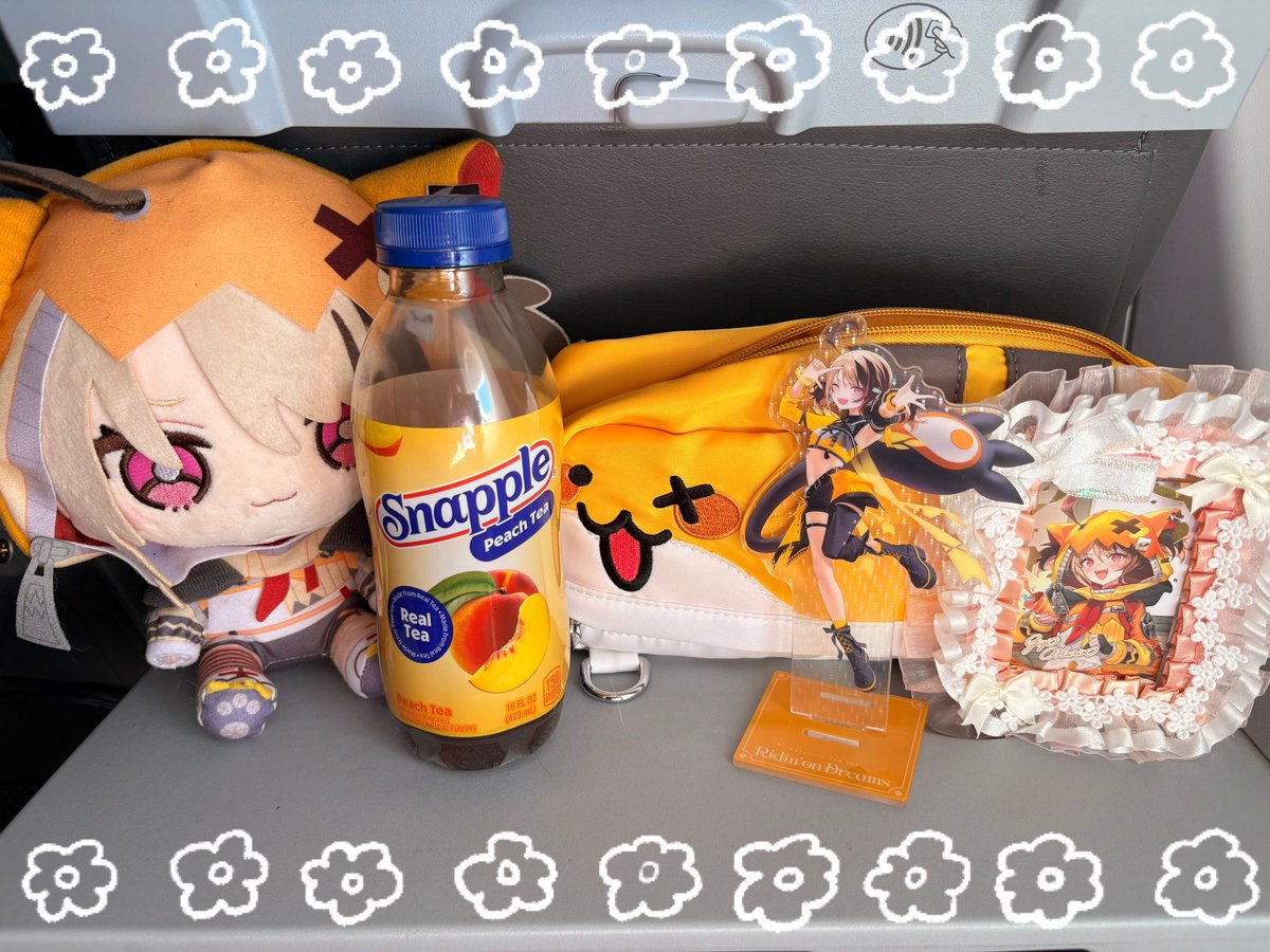 berrychaivt's tweet photo. Traveling with Gigi 🧵! 01: Oshikatsu in the sky ✨ https://t.co/lfPwOY8Lht