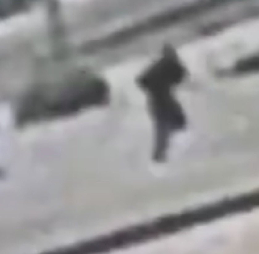_Cancelcloco1's tweet photo. So, I never questioned that the person on the roof was the guy in the stairs until we see the video and dude on the roof looks like he’s wearing a hood/black jacket or poncho????

Ummm… these are supposed to be the same outfit…

Oh and he’s carrying a rifle btw… https://t.co/8Hhkk8tnvT