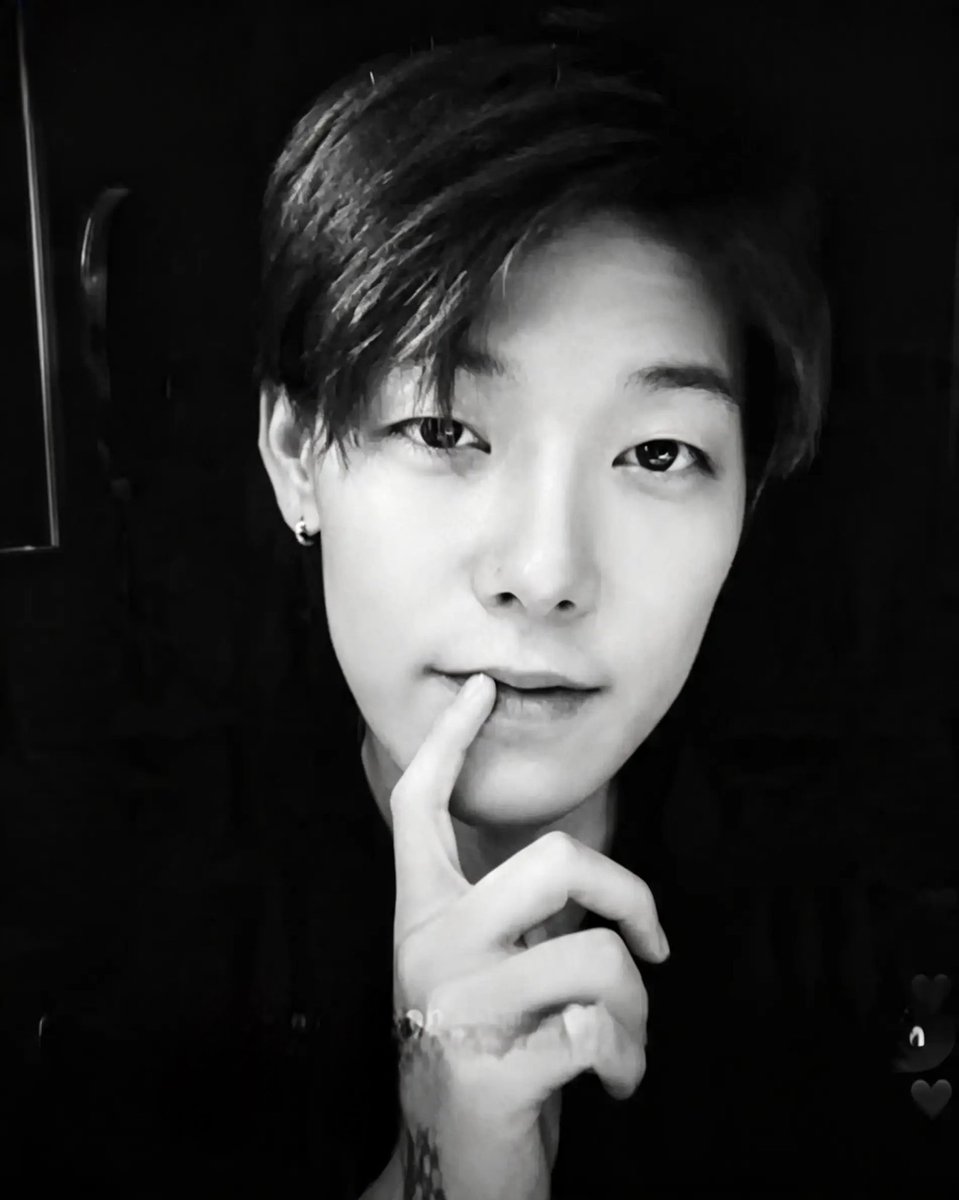 OnlyMoonJongUp's tweet photo. It was a nice Instagram live and he was so grateful for all the nice comments. I asked him if he would also do a modelling job and he said why not. So give him a model job. 🖤🎥 You always do a good job and you are perfect with your hair. 🫶

#BAP #ZELO #젤로 #Byzelo https://t.co/89MSAkGoZZ