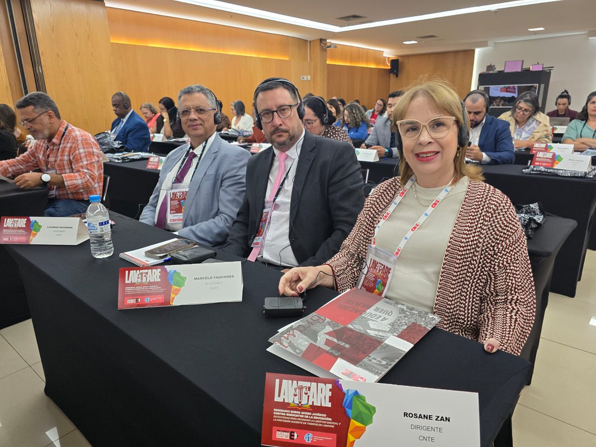 CPERSoficial's tweet photo. 🔔 A presidenta do CPERS, Rosane Zan, e o advogado da assessoria jurídica do Sindicato, Marcelo Fagundes, participam nesta quinta (30) e sexta-feira (31), em Brasília, do Seminário Internacional sobre Lawfare, promovido pela Internacional da Educação para a América Latina (IEAL), em parceria com a CNTE.

✊🏽 O encontro reúne dirigentes sindicais, juristas e especialistas de diversos países para debater o uso do sistema de Justiça como instrumento de perseguição política e sindical, além de construir estratégias coletivas de resistência.

🛑 Em um cenário de ataques aos direitos da classe trabalhadora e de tentativas de criminalização dos movimentos sociais, fortalecer a atuação jurídica e política das entidades sindicais é fundamental para garantir a liberdade de organização, a democracia e a defesa da educação pública. Defender a educação pública também é defender a democracia.

📸 Confira as fotos do primeiro dia da atividade! 

#LiberdadeSindical #EducaçãoPública