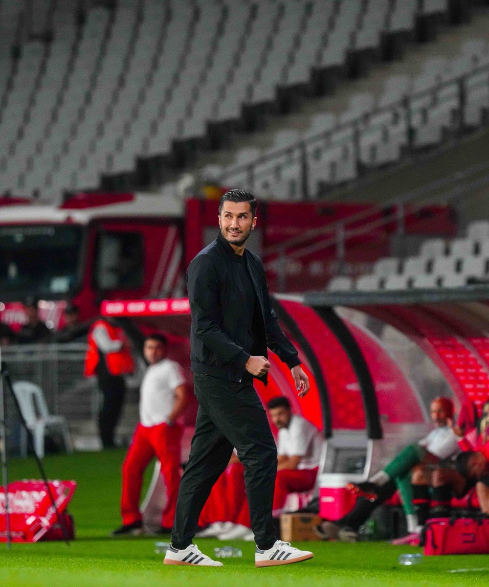 Gazpachen's tweet photo. Siguen los fracasos para Nuri Sahin.

Hoy su Istanbul Basaksehir quedó eliminado de la ronda clasificatoria a la UEFA Conference League ante el FC Inter Turku de Finlandia. 

El equipo de Sahin está tasado en 84.3 millones de euros, mientras que el finés no llega a los 4.8 millones. Es decir, perdió con un equipo que vale casi 18 veces menos que el suyo.

Todavía no puedo creer cómo Borussia Dortmund le dio a un equipo finalista de Champions League a este muchacho.